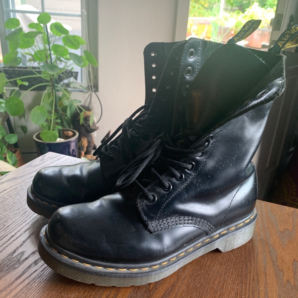 Doc Marten 1490 Classic 10 eye Boot - US Size 7